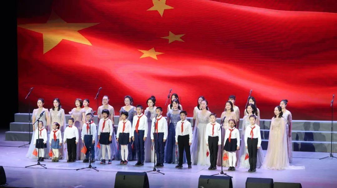 布莱德利·库珀公开恋情,和吉吉浪漫牵手,气场走出十丈风
